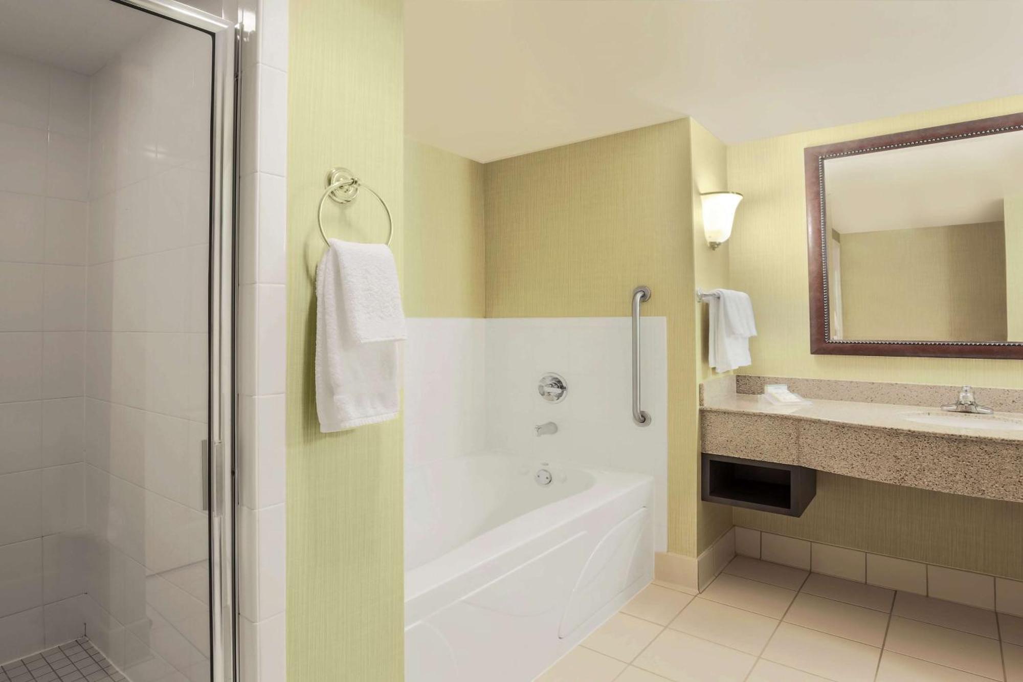 Hilton Garden Inn Chicago/Midway Airport Bedford Park Exterior photo